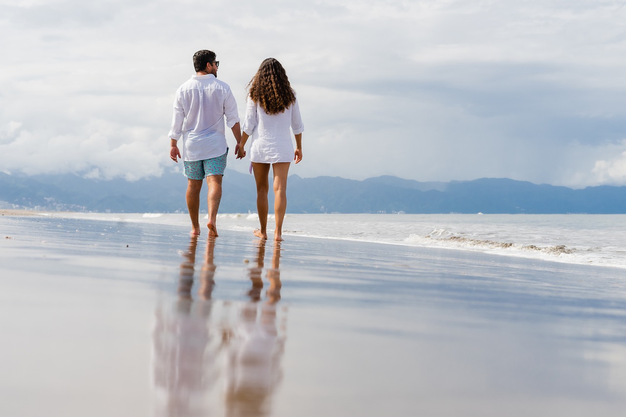 beach, couple, leisure-5571545.jpg